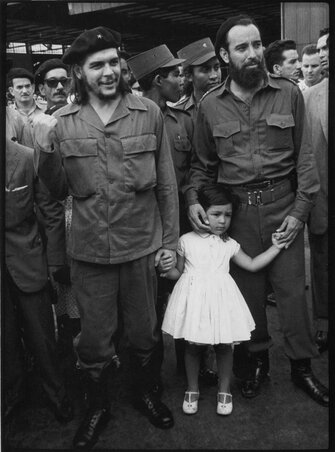 Che Guevara négyéves kislánya, Hildita kezét fogja, míg jobbról Antonio Nuñez Jiménez látható (Fotó: https://www.marxists.org/archive/guevara/images.htm)