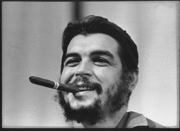 Che szivarozás közben. Mindig a legolcsóbb szivarokat választotta (Fotó: https://www.marxists.org/archive/guevara/images.htm)