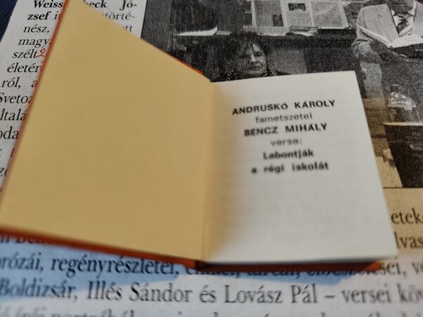 Andruskó Károly, zentai festőművész és grafikus, Bencz Mihály Lebontják az iskolát című verse által ihletett fametszeteket tartalmazó minikönyve (Bencz Arsenović Gabriella családi archívuma)