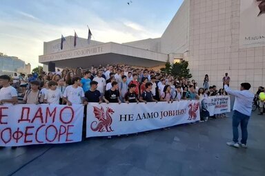 A szülők közölték, hogy addig maradnak a minisztérium előtt, amíg Stanković oktatási miniszter nem fogadja őket (Fotó: Beta arhiva)