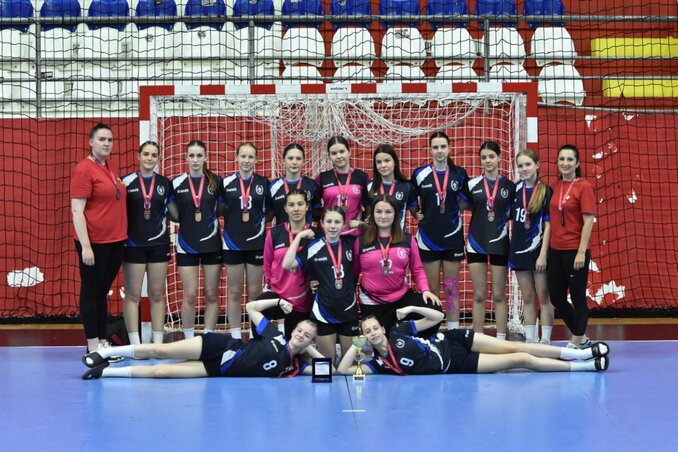 Az országos bronzot szerzett U12-es csapat Pander Éva edzővel és Szécsényi Réka kapusedzővel (Fotó: Szerb Kézilabda-szövetség)