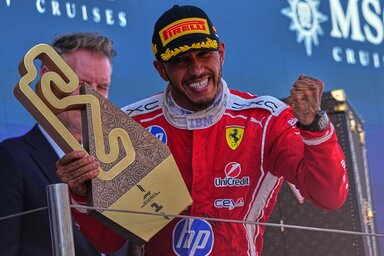 Lewis Hamilton pályafutása első Ferrari-színekben aratott futamgyőzelme (Fotó: Beta/AP)