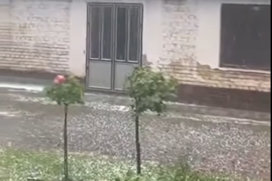 Jégeső verte el vasárnap Vajdaság északi részét; Tavankúton és Mišićevón borsó- és dió nagyságú jég esett (Képernyőfelvétel/Facebook)