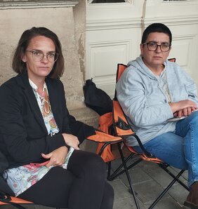 Iva Hromiš és Filipčev Dömötör Krisztina az óbecsei községháza előtt folytat éhségsztrájkot (Kancsár Izabella felvétele)