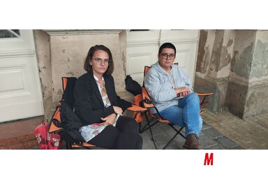 Iva Hromiš és Filipčev Dömötör Krisztina az óbecsei községháza előtt folytat éhségsztrájkot  (Kancsár Izabella felvétele)