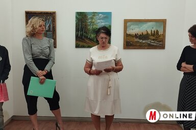 A kiállításmegnyitón Tót Kása Piroska köszöntötte a jelenlévőket (Kancsár Izabella felvétele)