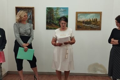A kiállításmegnyitón Tót Kása Piroska köszöntötte a jelenlévőket (Kancsár Izabella felvétele)