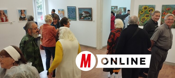 A kiállításmegnyitón a közönség az alkotókkal is találkozhatott (Fotó: Kancsár Izabella felvétele)