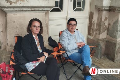 Iva Hromiš és Filipčev Dömötör Krisztina az óbecsei községháza előtt folytat éhségsztrájkot (Fotó: Kancsár Izabella)