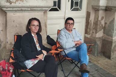 Iva Hromiš és Filipčev Dömötör Krisztina az óbecsei községháza előtt folytat éhségsztrájkot (Fotó: Kancsár Izabella)