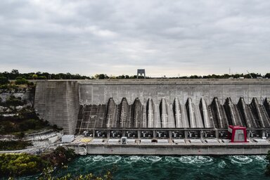 A tervek szerint a 2400 megawattos alapképességet további 400 megawatt megújuló – szél- és napenergia – egészítené ki (Fotó: Pexels.com)