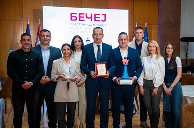 A díjat dr. Vuk Radojević, Óbecse község polgármestere vette át (Fotó: Óbecse község önkormányzata)