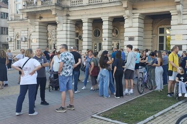A községháza előtti támogatói megmozduláson számos polgár gyűlt össze (Fotó: Kancsár Izabella)