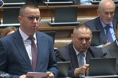 Bájity Borisz, a VMSZ álláspontját ismeretetve rámutatott, hogy az igazásgszolgáltatás nem csak intézmény, jogszabály és procedúrák, hanem a polgárok bizalmát is felöleli (Képernyőfelvétel)