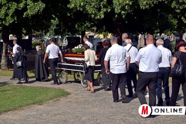 Családja, rokonai, barátai és ismerősei körében kísérték utolsó útjára Bozsoki Ernőt (Fotó: Gergely Árpád felvétele)