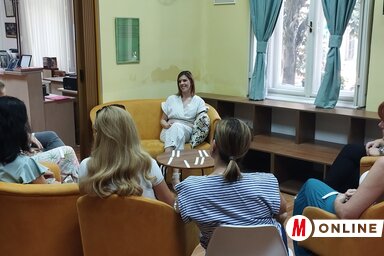 A résztvevők kötetlen hangulatban beszélgettek (Fotó: Kancsár Izabella)