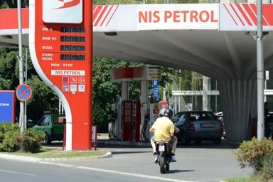 A jövedéki adó részleges visszaállításával az államháztartás terheit csökkentik, s közben a világpiaci árcsökkenés miatt a kutakon az intézkedés ellenére sem lesz drágulás (Fotó: Beta)