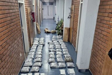 A két gyanúsítottat 48 órás előzetes őrizetbe helyezték. Ellenük büntetőfeljelentés készül, majd az illetékes ügyészség elé állítják őket (Fotó: Belügyminisztérium)