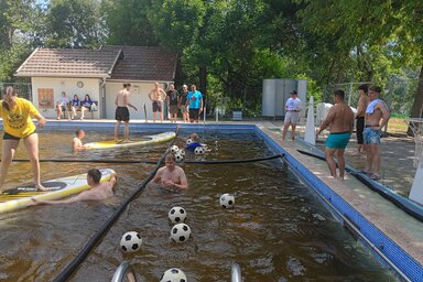 A szerdai napot ügyességi játékokkal kezdték a medencében (BJK)