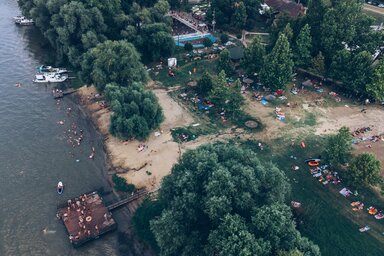 A magyarkanizsai Tisza-part rendezettségének sokan a csodájára járnak (Fotó: HelloKanjiza)