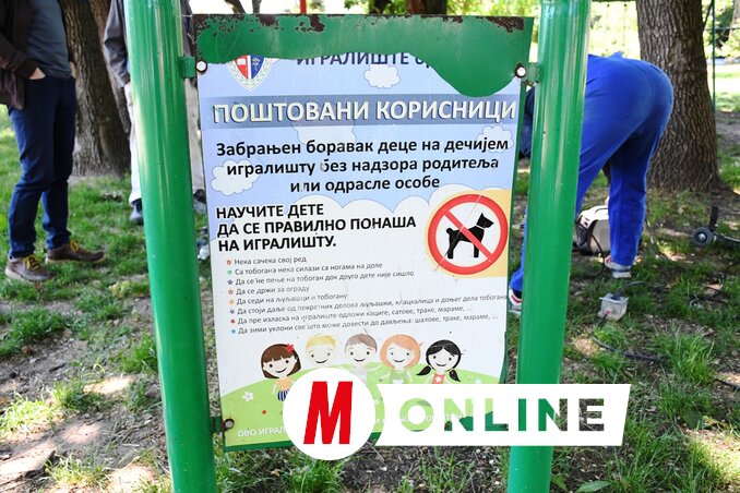 Gyermekek számára előirányzott zöldövezet, ahol kutyákat sétáltatni tilos (Fotó: Paraczky László felvétele)