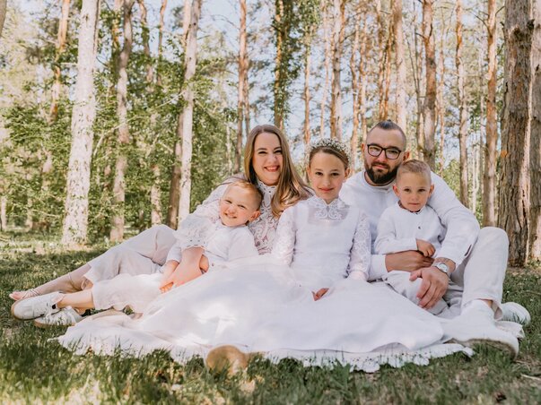 Bór Leóna és férje, Roland, valamint gyermekeik, Kata, Lehel és Örs (Fotó: Bór Leóna/Archívum)