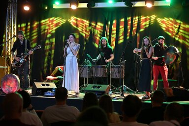 Színpadon a Vartra zenekar (Molnár Edvárd felvétele)