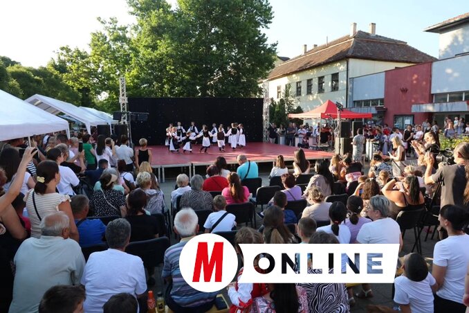 A pénteki néptáncműsor összehozta az érdeklődőket (Fotó: Vidács Hajnalka felvétele)