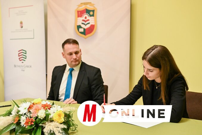 A sikeres pályázókkal az ösztöndíjszerződés aláírása mindig ünnepélyes pillanat (Molnár Edvárd archív felvétele)