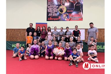 A Csóka Asztaliteniszklub apraja-nagyja a mazsorettes lányokkal (Fotó: Erős Kincses Krisztina)