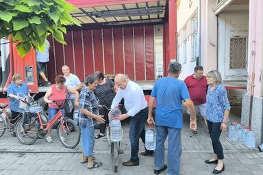 A vízosztás a helyi közösség épületénél, valamint a piactéren zajlott, ahol a polgárok ingyenesen juthattak palackozott ivóvízhez