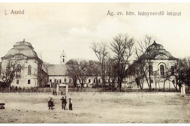 A Podmaniczkyak aszódi kastélya, melyet az evangélikus egyház megvásárolt és leánynevelő intézetet működtetett benne. Régi képeslap. Postázott, 1912