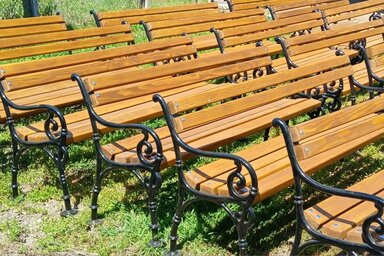 A felajánlott padok egyelőre még nem kerültek az óbecsei parkokba (Fotó: Szomszédok a szomszédokért/Facebook)