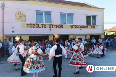 Össztánc a ÖTT épülete előtt/L. Móger Tímea felvétele