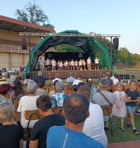 A Moša Pijade Általános Iskola diákjai fellépése a művelődési műsor keretében/Kazinczy Paszterkó Diana felvétele
