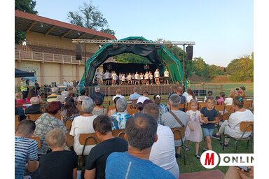 A Moša Pijade Általános Iskola diákjai fellépése a művelődési műsor keretében/Kazinczy Paszterkó Diana felvétele