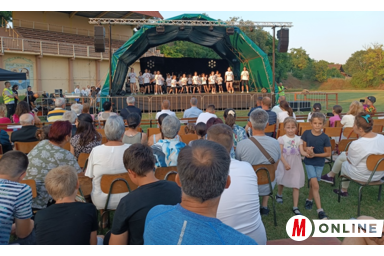 A Moša Pijade Általános Iskola diákjai fellépése a művelődési műsor keretében/Kazinczy Paszterkó Diana felvétele