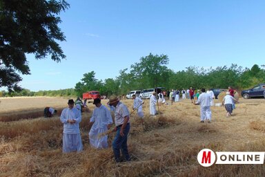 Fiatalok és idősek közösen dolgoznak a hagyományok megőrzéséért (Fotó: Vidács Hajnalka)