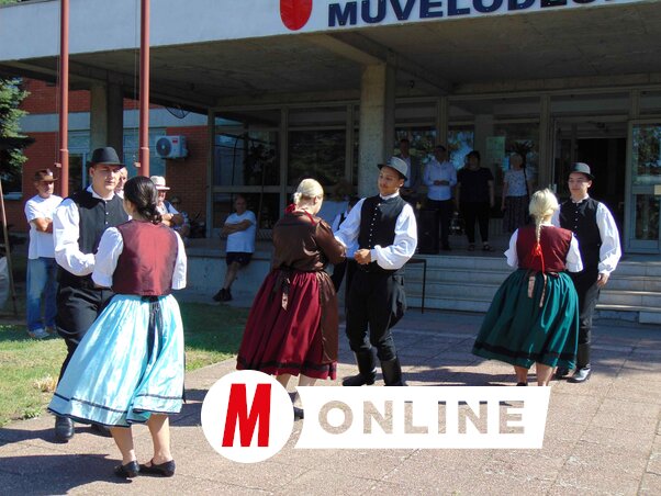 A Nefelejts néptánccsoport vág és garam völgyi táncokkal mutatkozott be (Fotó: Vidács Hajnalka)