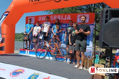 A 10 km-es táv legeredményesebb női és férfi úszói átvették a serlegeket, az érmeket és az ajándékokat (Fotó: Kazinczy Paszterkó Diana felvétele)