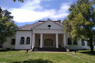 A kastély a terület legmagasabb pontján található, a hátsó teraszról lépcsők vezetnek a parkba (Herceg Elizabetta felvétele)