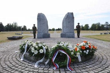 Július 7-én a szerb nép fasizmus elleni felkelésének napja alkalmából megemlékezést tartottak az Újvidéki Felszabadítók Emléktemetőjénél (Fotó: Grad Novi Sad)