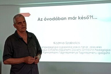 Kozma Szabolcs érdekfeszítő, gyakorlati példákkal tarkított előadása közben az Apáczai Nyári Akadémián/Zabos Kasziba Angéla felvétele