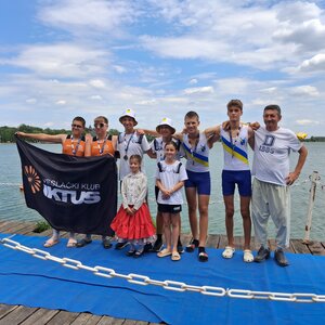 Farkas Márk és Drobina Filip (középen) megnyerték a pionírok kétpárevezős versenyét (Fotó: Palicsi Evezősklub)