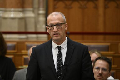 A tárcavezető szerint a magyarságpolitika egyik feladata, hogy megteremtse azt a környezetet, amelyben a határon túlon élők is bekapcsolódhatnak a magyar közéletbe (Fotó: MTI)