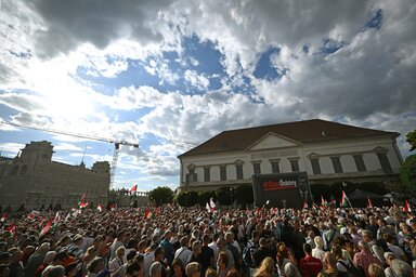 A demonstráción Áder János volt köztársasági elnök arról beszélt: a magyar jogállam szétverését jelenti az alaptörvény Tisza-kormány által tervezett módosítása (Fotó: MTI)