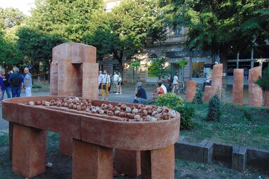 A Terra galériája előtt állították ki a tavalyi szimpózium alkotásait (Fotó: Vidács Hajnalka)