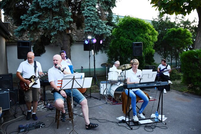 A helyi Cool, a banda zenekar örökzöld slágereket adott elő