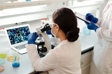 Az új gyógyszerfejlesztési és biotechnológiai eljárások jelentős előrelépést hozhatnak (Illusztráció: Pexels.com)