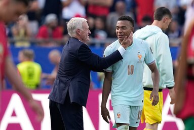 A francia siker két kulcsfigurája: Didier Deschamps és Kylian Mbappé (Fotó: Beta/AP)